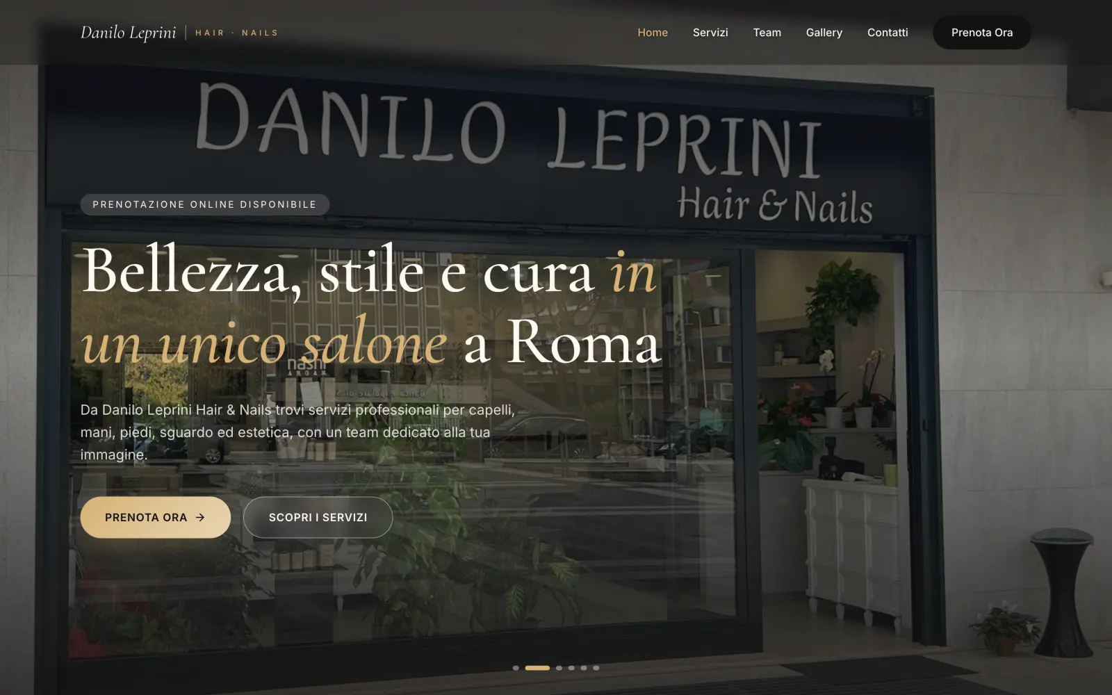 La home di daniloleprini.it: il salone in penombra e il pulsante di prenotazione online.